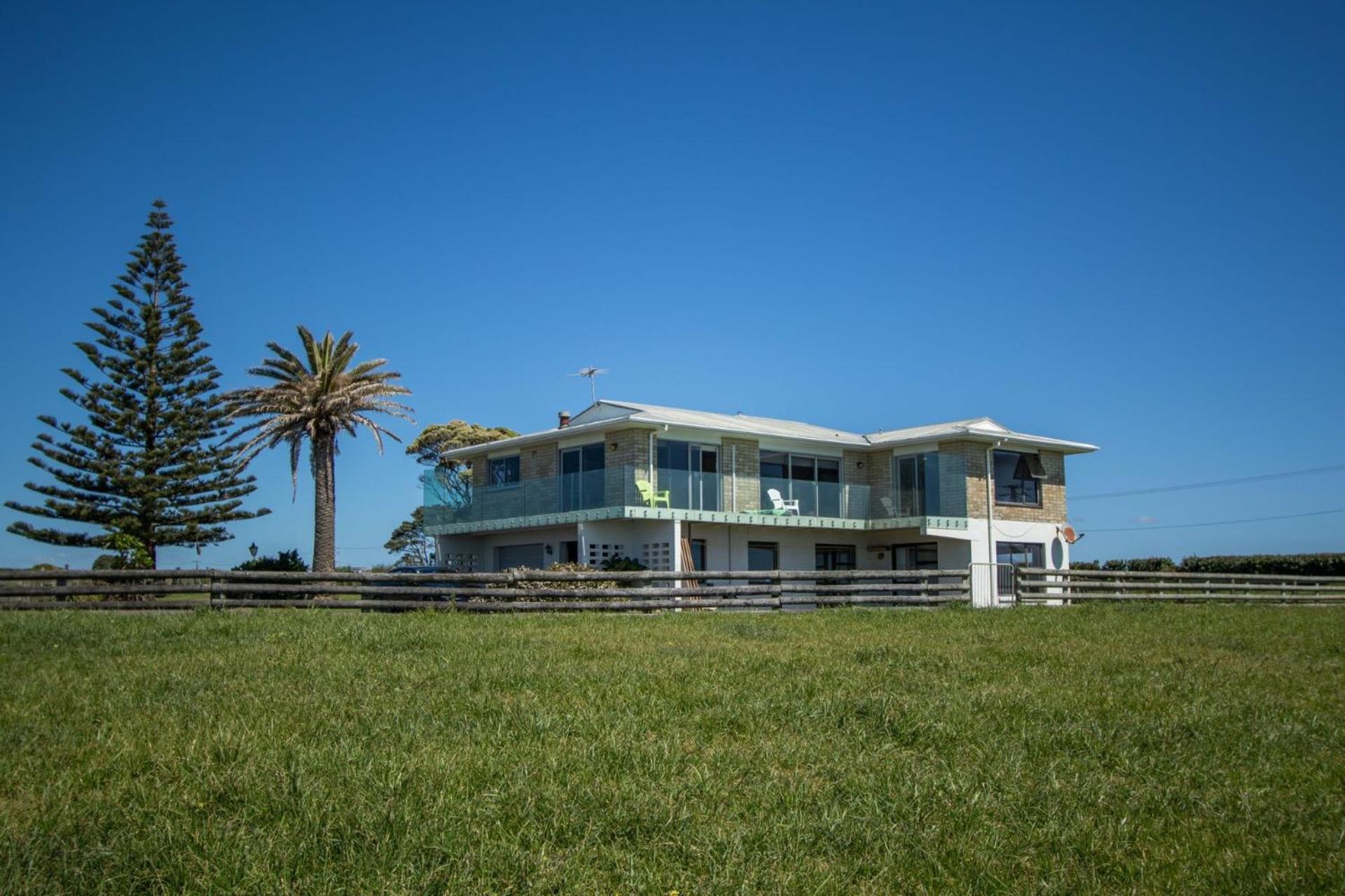 Wills On The Water Beachfront Apartment Bell Block Exterior photo